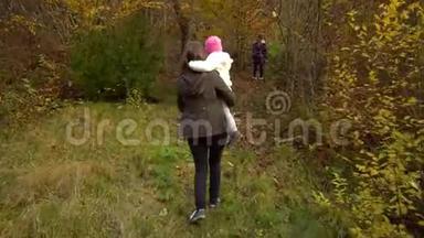 一位年轻的母亲带着她的两个孩子走过秋天的<strong>森林</strong>。 他们进入一片<strong>茂密</strong>而不可逾越的<strong>森林</strong>。 慢动作。